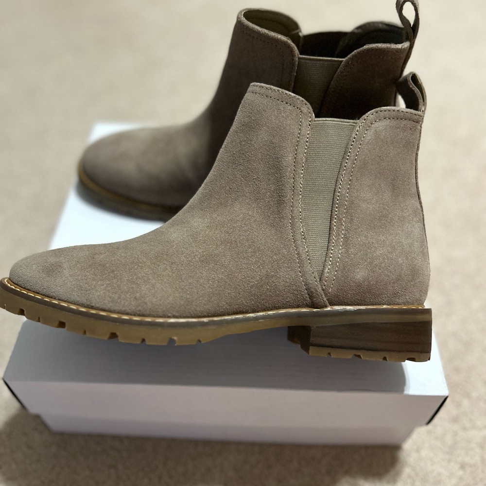 NWT Steve Madden suede booties, size 9.5